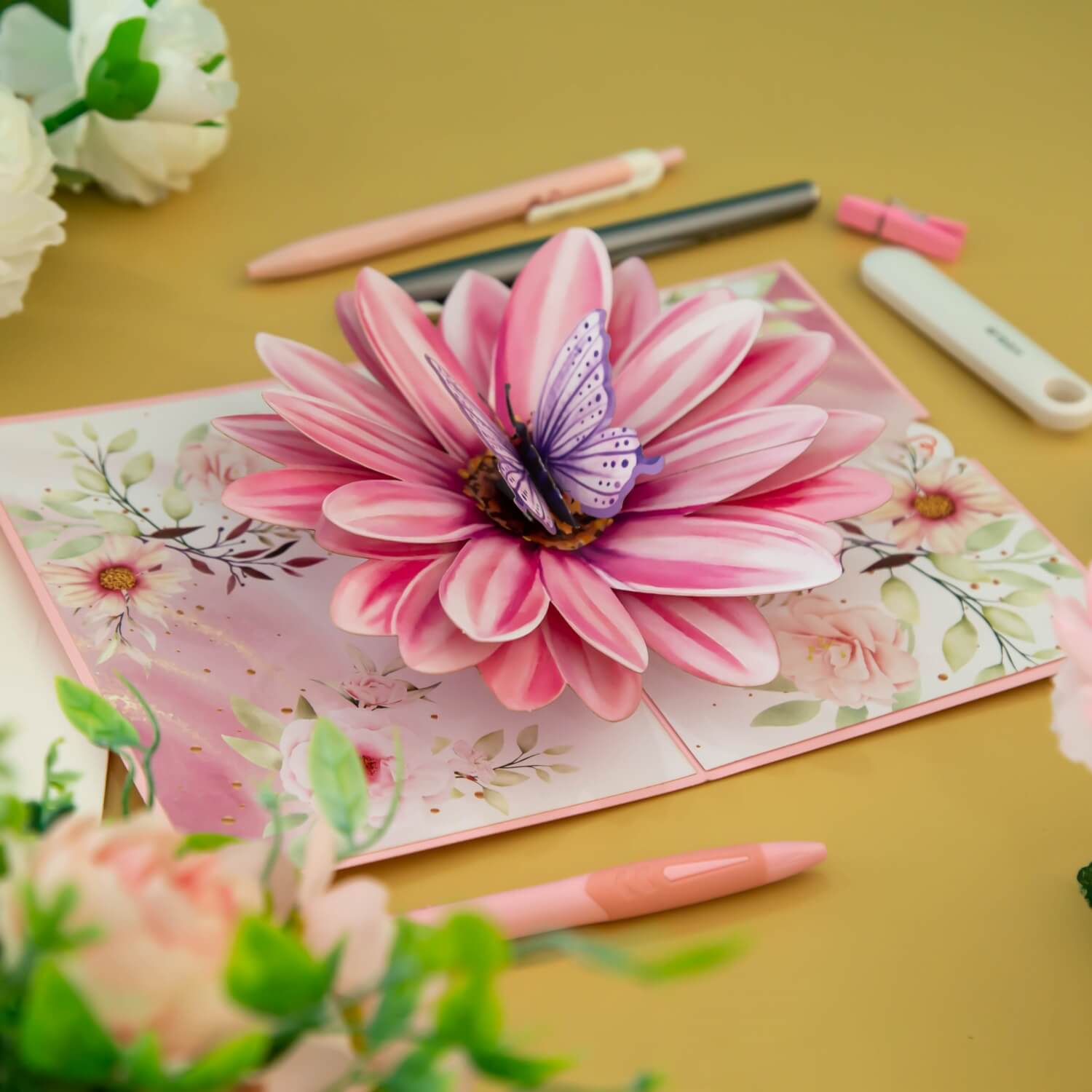 Biglietto pop-up fiore con farfalla