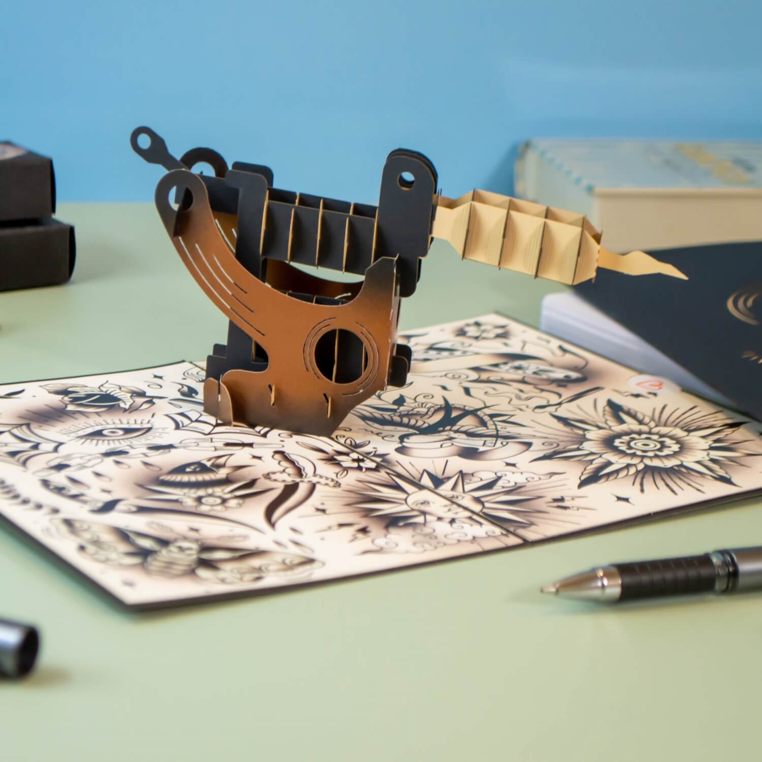 Biglietto pop-up macchinetta per tatuaggi