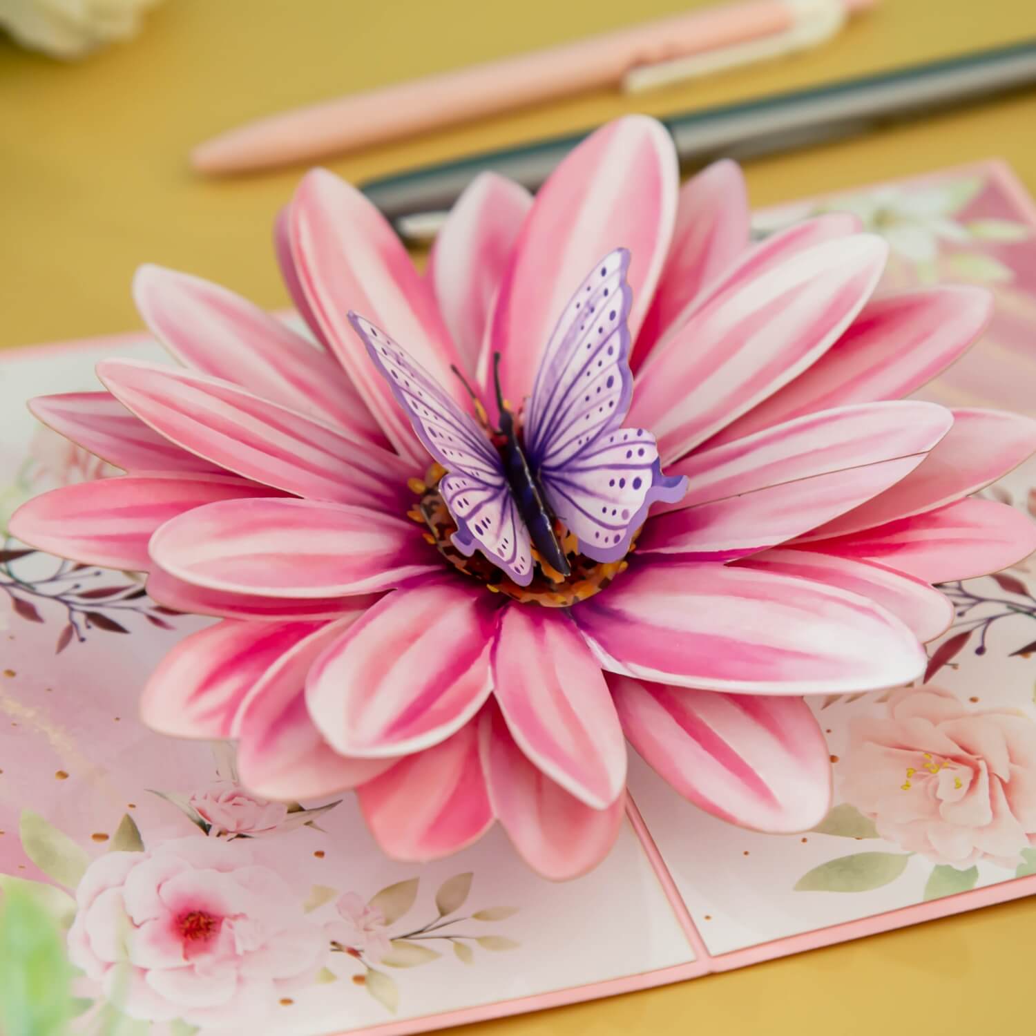 Biglietto pop-up fiore con farfalla