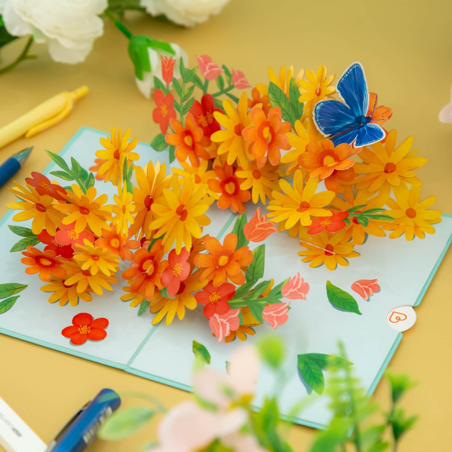 Biglietto Biglietto pop-up con margherite colorate e farfalle
