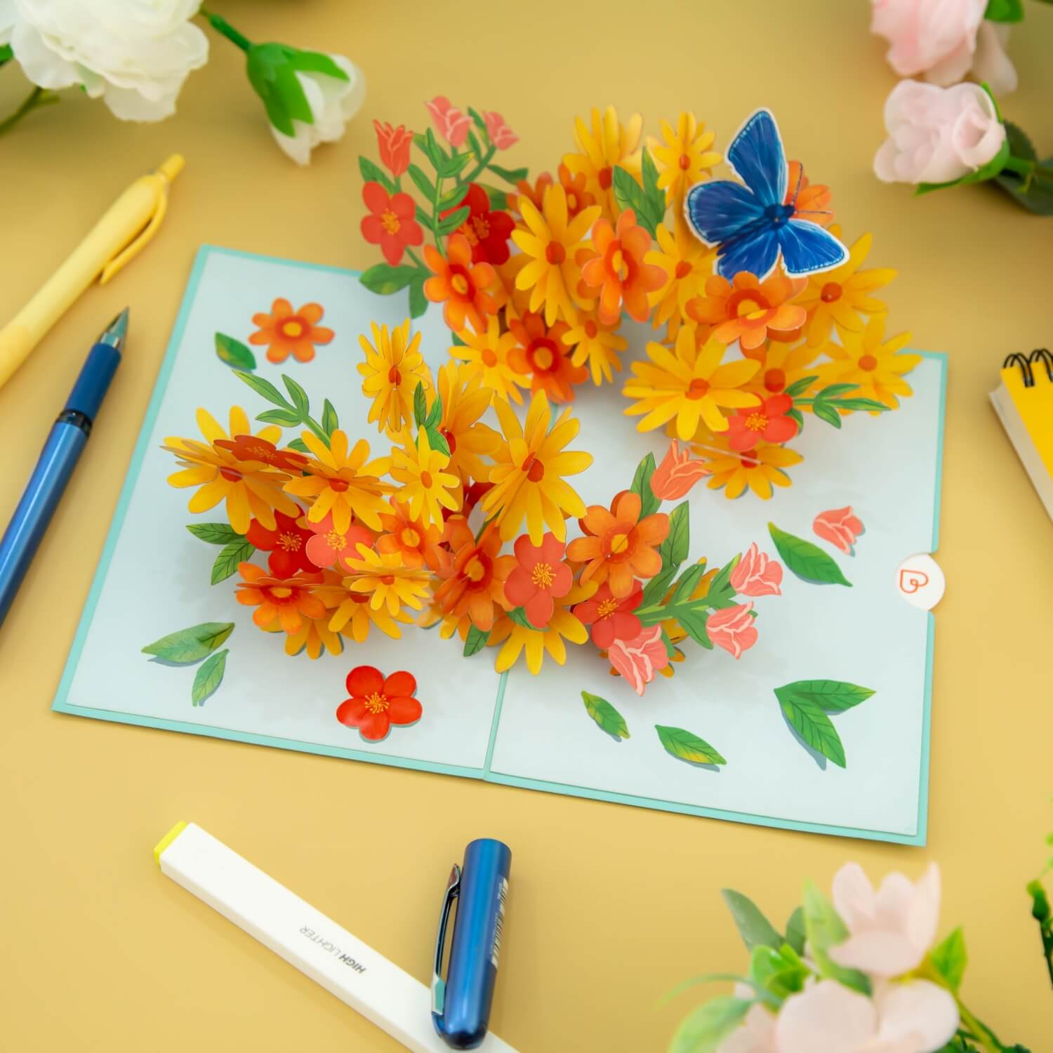 Biglietto Biglietto pop-up con margherite colorate e farfalle