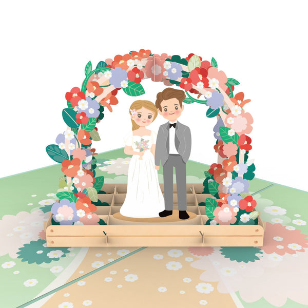 Biglietto pop-up sposi sotto un arco floreale