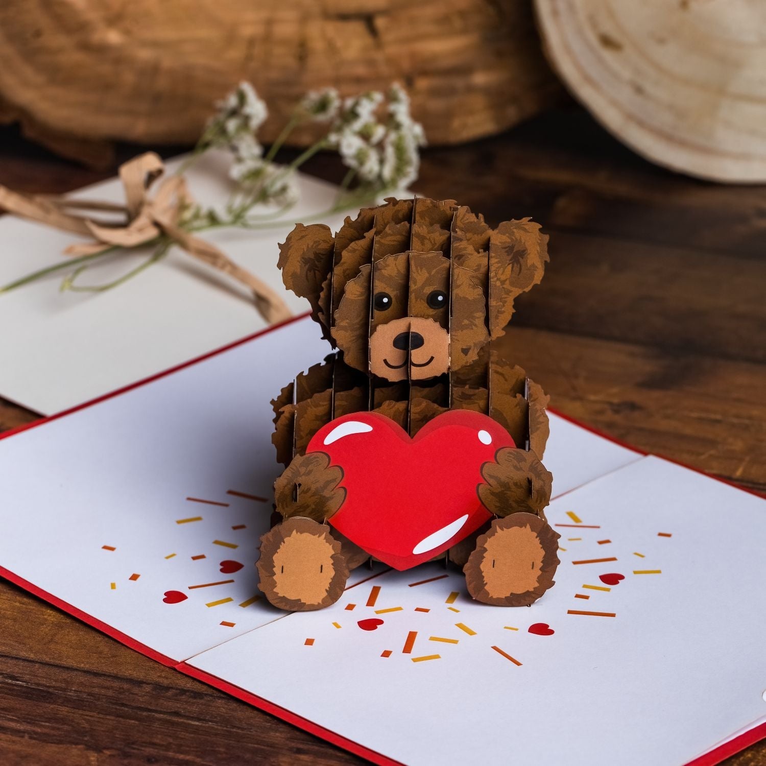 Biglietto pop-up con orsetto di peluche e cuore
